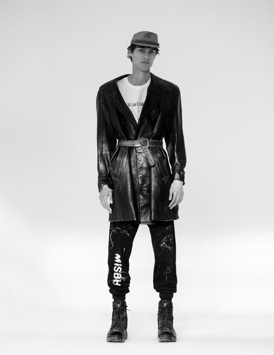 T-shirt Cahartt Wip, vintage hat, leather jacket and military boot stylist's own, sweatpants Misbhv.