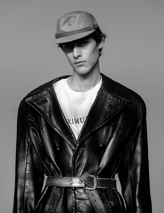 T-shirt Cahartt Wip, vintage hat, leather jacket stylist's own.
