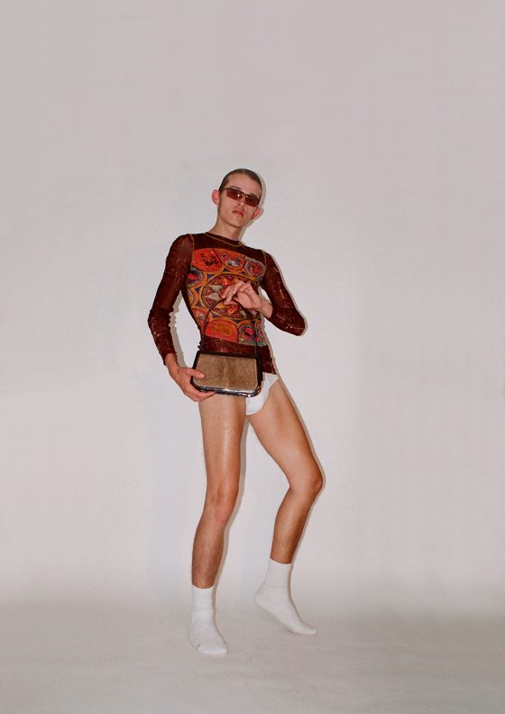 Lunettes de soleil Chanel par Karl Lagerfeld, top second skin Jean Paul Gaultier, sac à main Céline, années 70