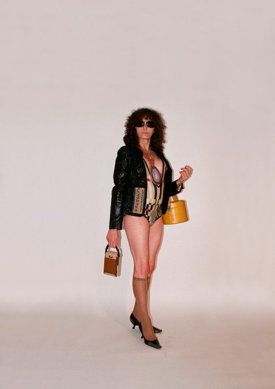 Lunettes de soleil Prada, veste Christian Lacroix, collier Givenchy par Riccardo Tisci, Spring 17, body Givenchy par Riccardo Tisci, vanity vintage des années 60, boite en métal Givenchy par Riccardo Tisci, chaussures Prada