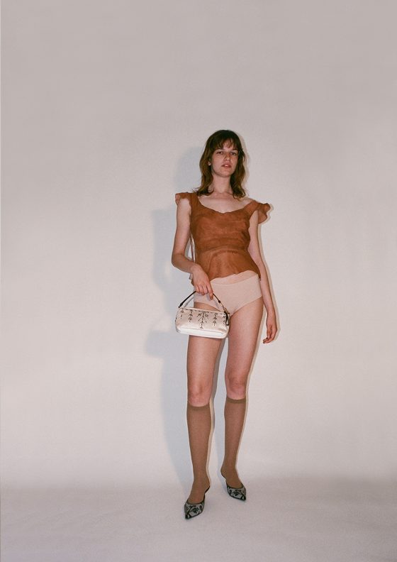 Top Prada, sac à main Prada, chaussures mules Miu Miu