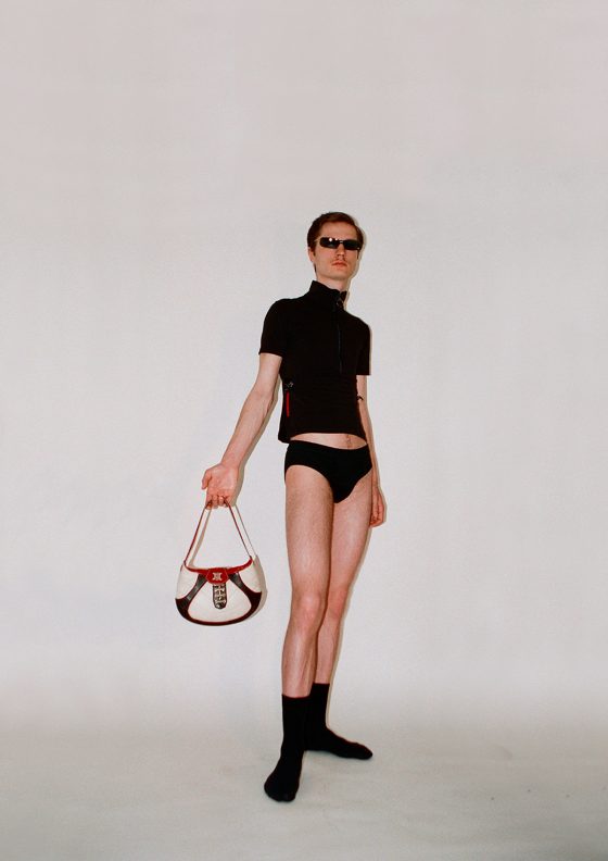 Lunettes de soleil Chanel par Karl Lagerfeld SS02, top Prada, sac à main Céline (collection coupe du monde de foot de 2002)