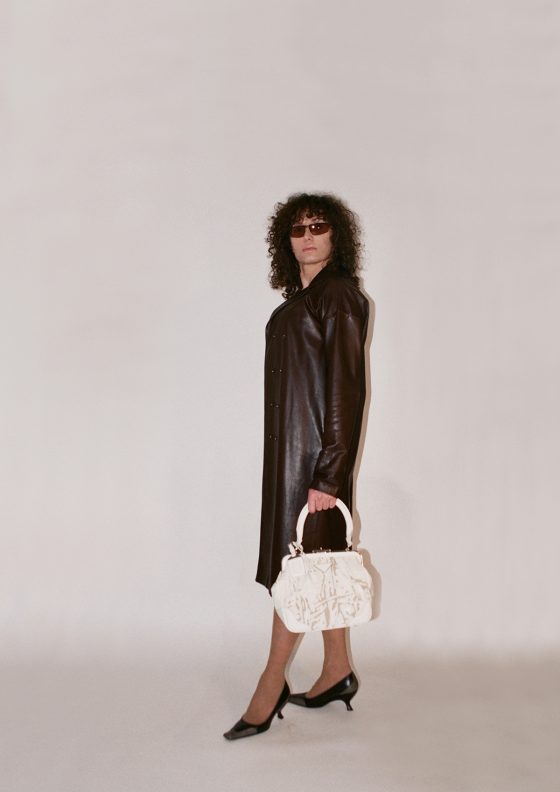 Lunettes de soleil Chanel par Karl Lagerfeld, manteau Prada, sac à main Prada SS06, chaussures Miu Miu
