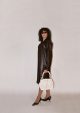 Lunettes de soleil Chanel par Karl Lagerfeld, manteau Prada, sac à main Prada SS06, chaussures Miu Miu