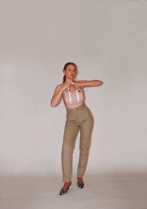 Sac à main "Boston" de Christian Dior par John Galliano SS05, pantalon jeans Jean Paul Gaultier, chaussures mules Miu Miu