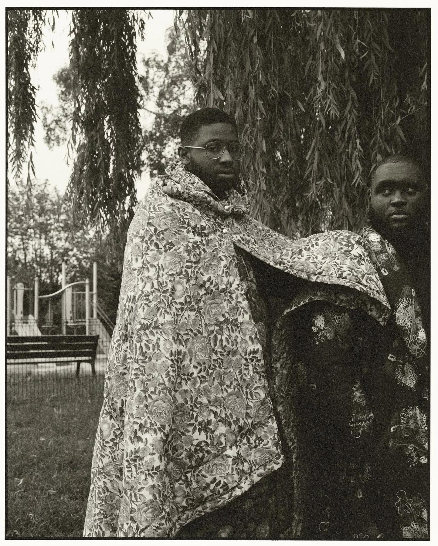 Bouya porte un manteau Kenzo. Styven porte un manteau Fendi. — photographie de Bettina Pittaluga
