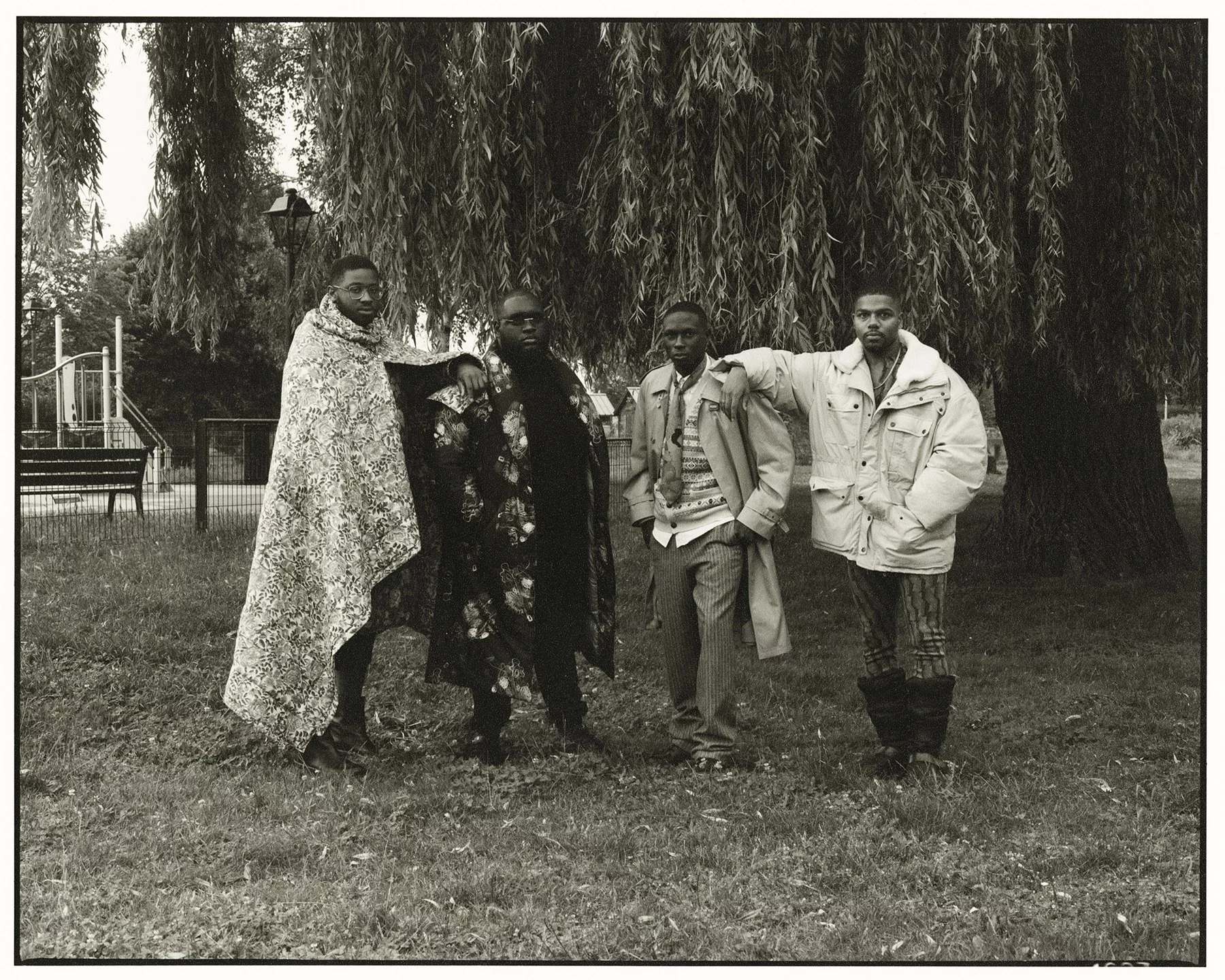 De gauche à droite : Bouya porte un manteau Kenzo. Styven porte un manteau Fendi. Youssouf porte un manteau, une chemise, un pantalon et une cravate Merguiller Paris, et une maille Polo Ralph Lauren. Sidney porte une veste Isabel Marant, une combinaison Prada et des bottes Kenzo. — photographie de Bettina Pittaluga