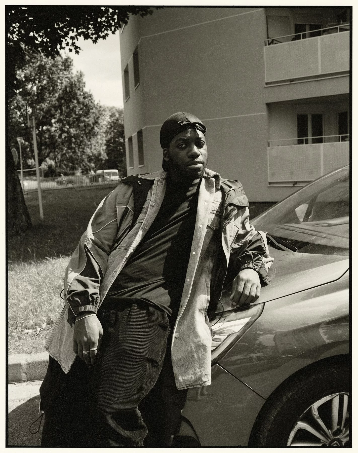 Nicolas porte une veste Isabel Marant, une veste en jean et un short Dries Van Noten. — photographie de Bettina Pittaluga