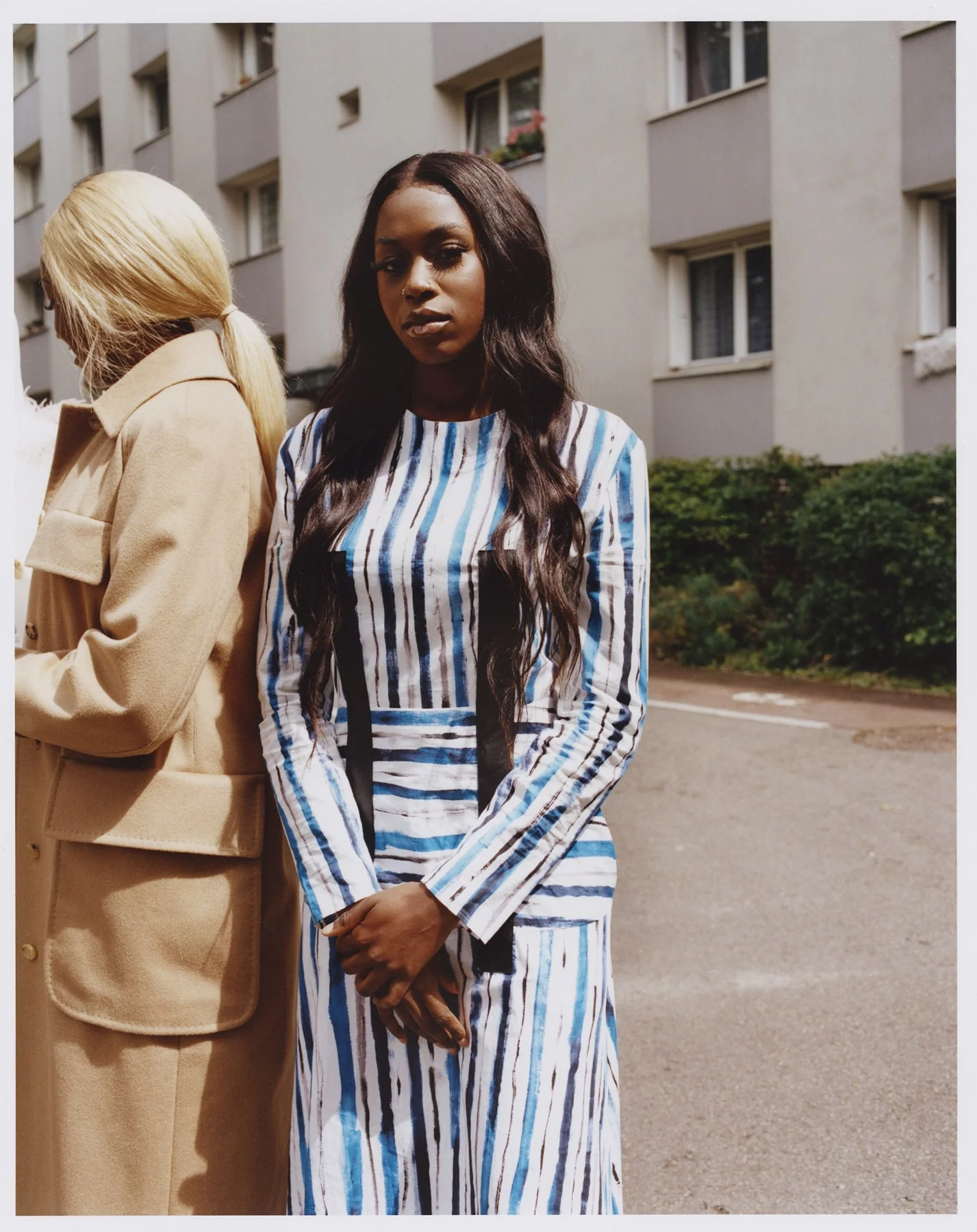 Goundo porte un manteau Max Mara. Hatouma porte une robe Christopher Kane chez Matches Fashion. — photographie de Bettina Pittaluga