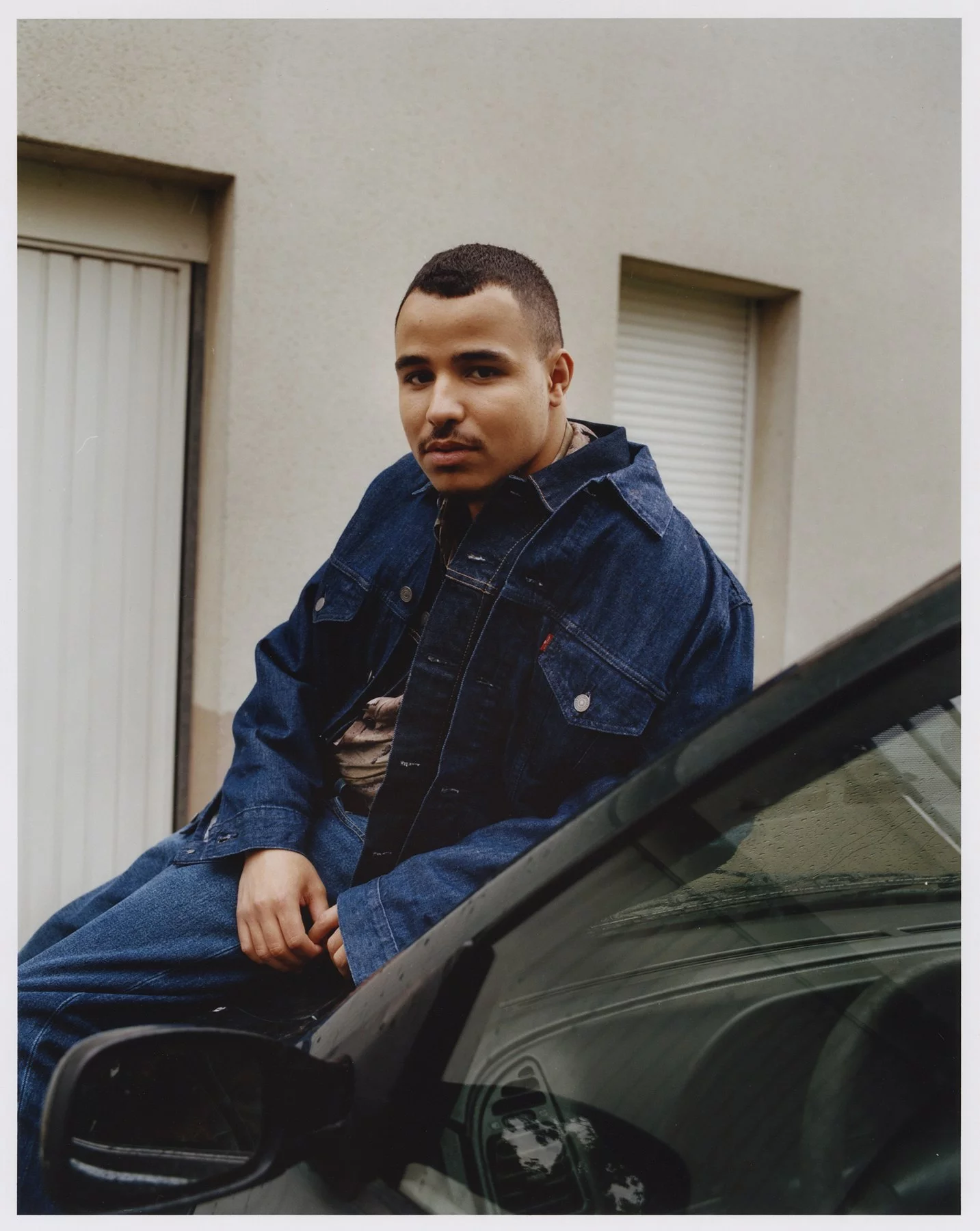 Azzedine porte une tenue Levi’s. — photographie de Bettina Pittaluga