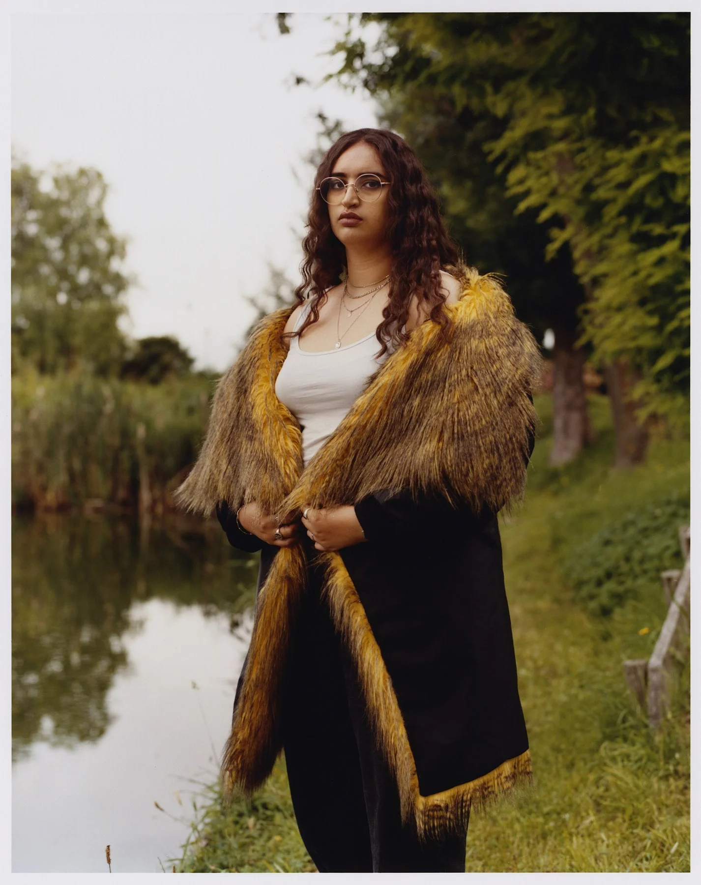 Ilham porte un manteau Prada. — photographie de Bettina Pittaluga