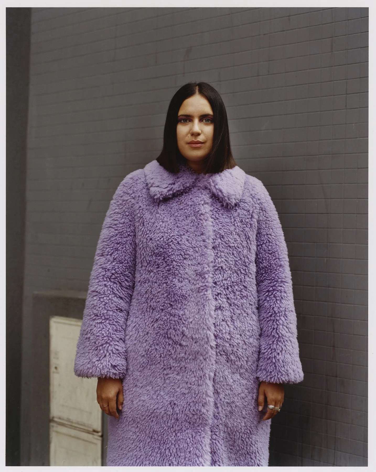 Sirine porte un manteau Stand Studio. — photographie de Bettina Pittaluga
