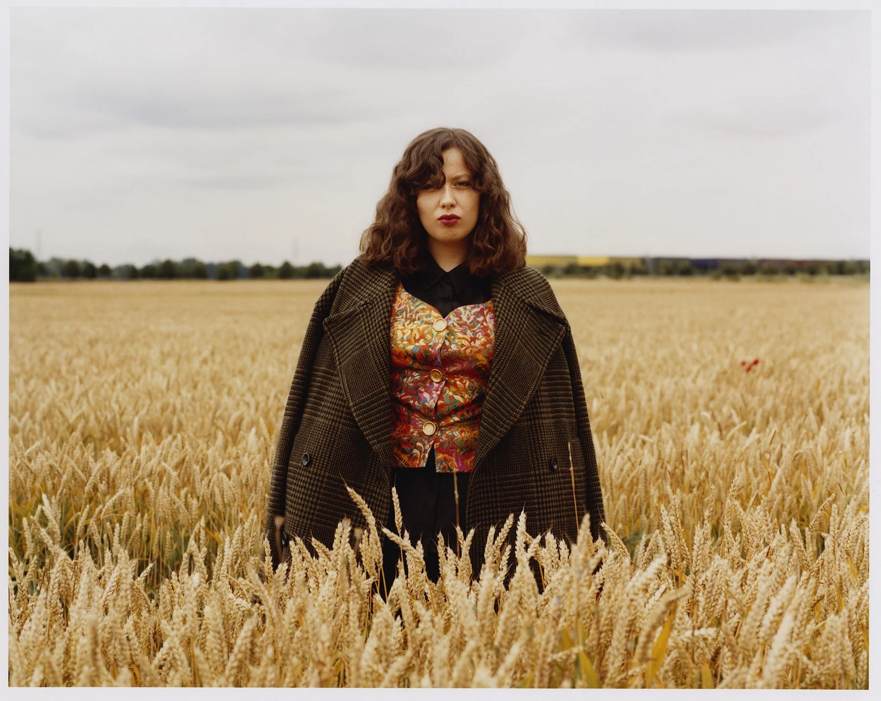 Siham porte un manteau Dries Van Noten et une veste Merguiller Paris. — photographie de Bettina Pittaluga