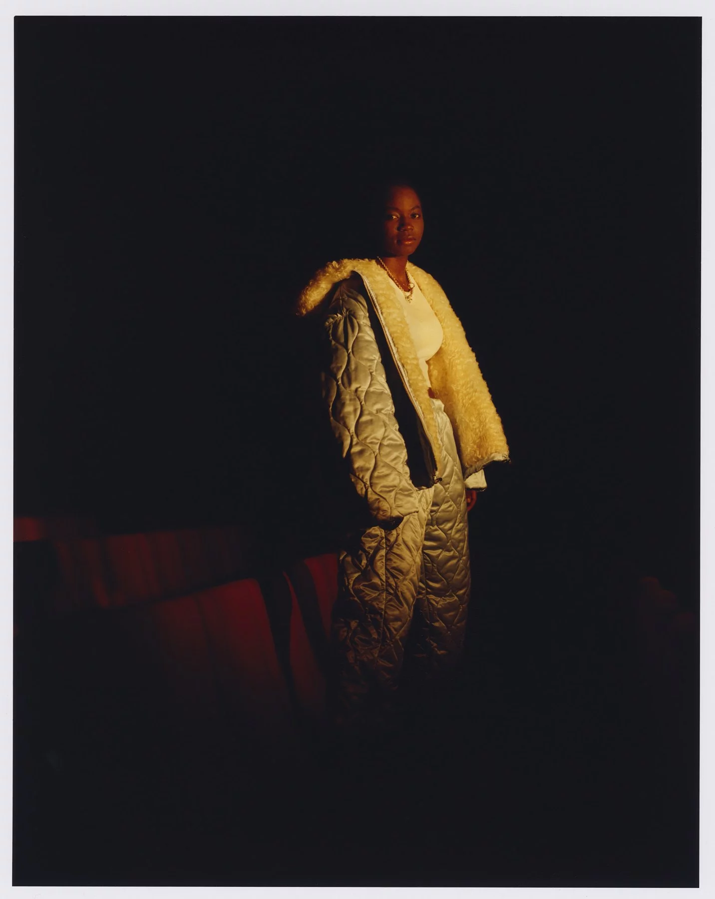 Sadia porte un manteau et un pantalon Miu Miu, et un collier Mara Paris. — photographie de Bettina Pittaluga