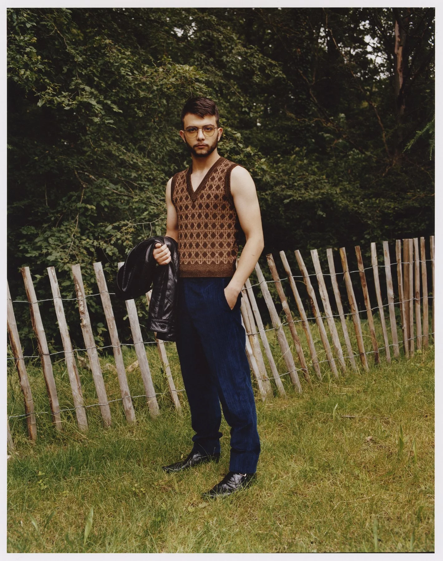 Andrei porte une veste en cuir, un pantalon, des chaussures et un haut Saint Laurent. — photographie de Bettina Pittaluga