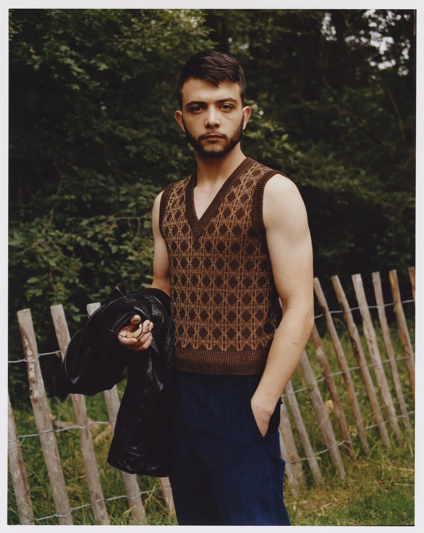 Andrei porte une tenue Saint Laurent. — photographie de Bettina Pittaluga
