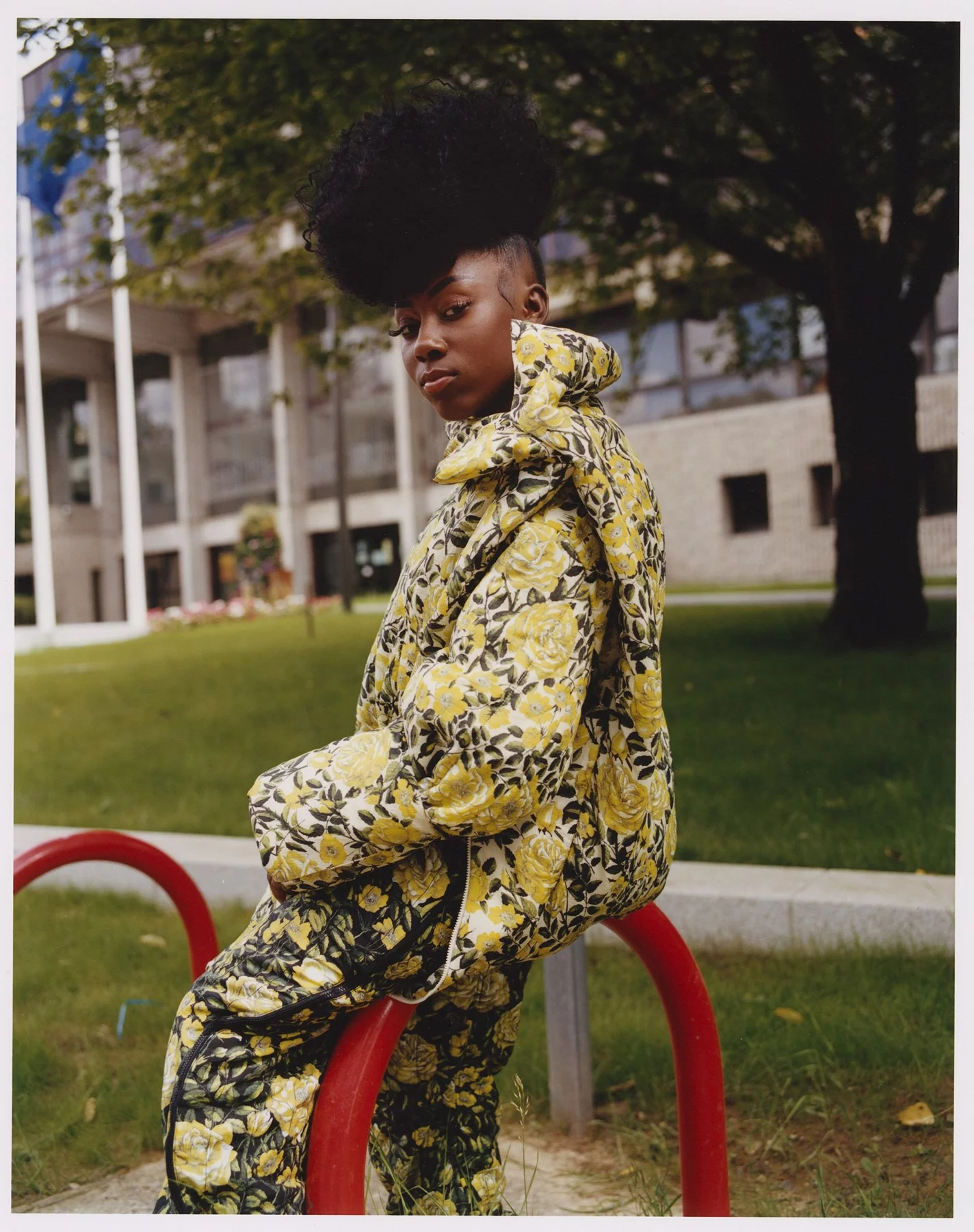 Darren porte une tenue Kenzo. — photographie de Bettina Pittaluga