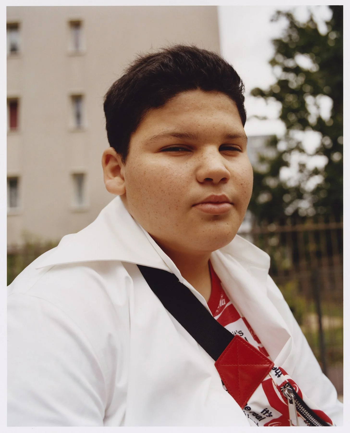 Rayan porte une chemise Valentino et un short Clan de Banlieue. — photographie de Bettina Pittaluga