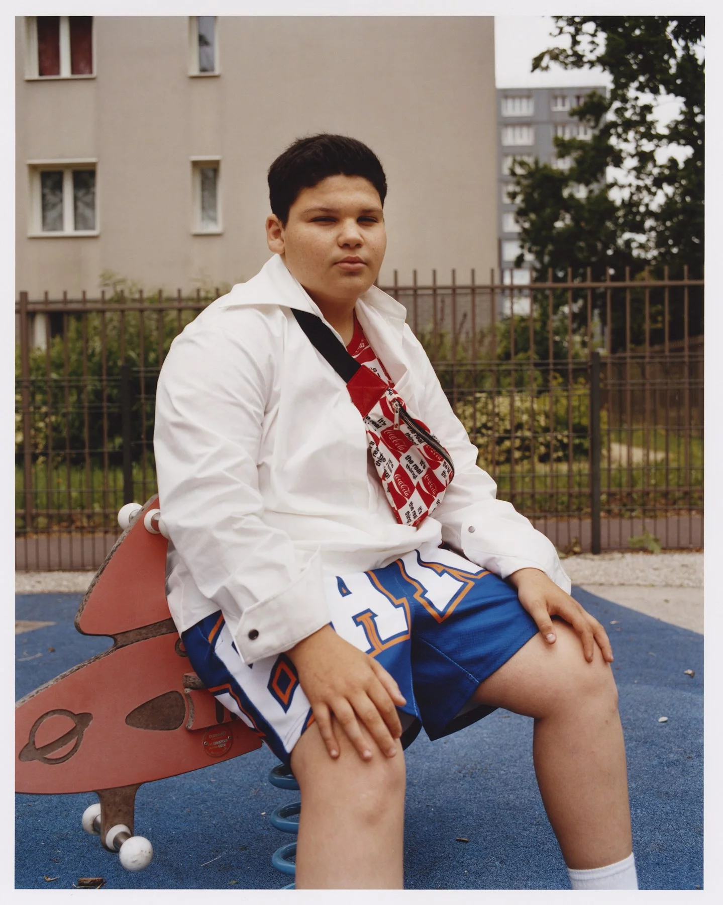 Rayan porte une chemise Valentino et un short Clan de Banlieue. — photographie de Bettina Pittaluga